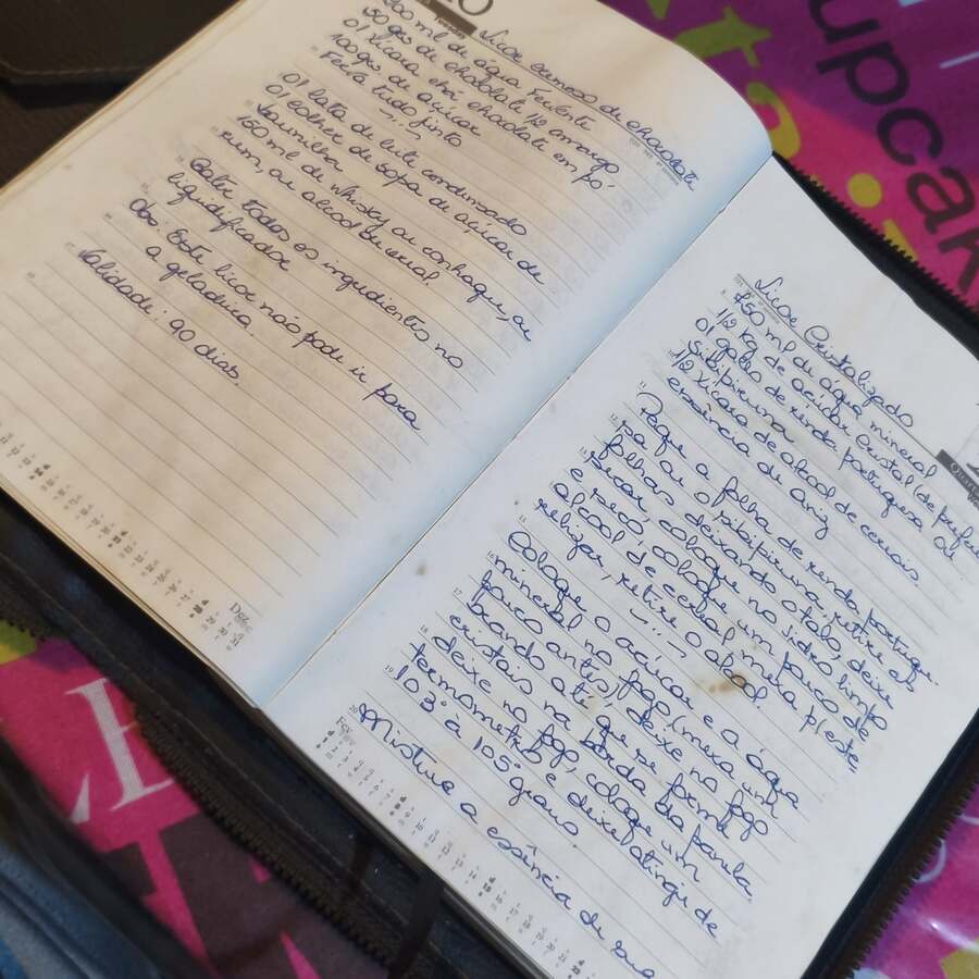 Página original do caderno de receitas, com anotações à mão